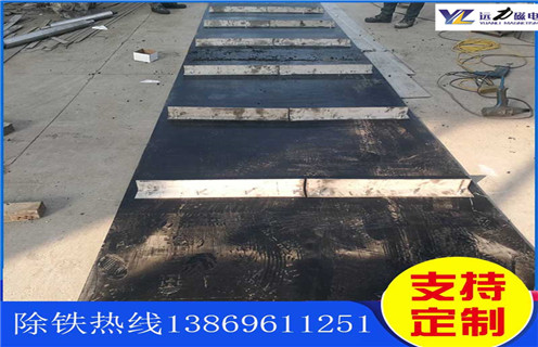 不銹鋼除鐵器皮帶廠(chǎng)家服務(wù)湖南皮帶懸掛式除鐵器，除鐵器卸鐵皮帶主要是安裝在各個(gè)型號(hào)的電磁、永磁自卸式除鐵器上，當(dāng)輸料皮帶上的散狀物料經(jīng)過(guò)自卸除鐵器底部時(shí)，混雜在物料中的鐵磁性雜質(zhì)在除鐵器磁芯強(qiáng)大的磁場(chǎng)力作用下被吸附到除鐵器卸鐵皮帶上，由不停運(yùn)轉(zhuǎn)的卸鐵皮帶將吸附住的鐵雜質(zhì)刮出，卸進(jìn)集鐵箱，從而達(dá)到自動(dòng)連續(xù)除鐵的目的。無(wú)需人工清理，實(shí)現(xiàn)了自動(dòng)化除鐵。  一、不銹鋼除鐵器皮帶廠(chǎng)家服務(wù)湖南皮帶懸掛式除鐵器選型指南：  1.提供卸鐵皮帶準(zhǔn)確的帶寬、周長(zhǎng)及厚度。  2.了解清楚所需卸鐵皮帶為一次性成型的環(huán)帶還是帶接頭式的，其次確認(rèn)卸鐵刮板為膠條一體式刮板還是不銹鋼刮板。  注：一般情況下，除鐵器生產(chǎn)廠(chǎng)家在生產(chǎn)除鐵器時(shí)用的是一次性成型的環(huán)帶，但用戶(hù)在后期更換時(shí)，一次性成型的環(huán)帶不方便更換及安裝，需將除鐵器大拆大卸，套上卸鐵皮帶之后，然后重新組裝，更換非常麻煩。帶接頭式的卸鐵皮帶就很大程度上解決了這一問(wèn)題，省去了拆裝除鐵器的過(guò)程，只需要將皮帶安裝之后在接頭處對(duì)接即可,省時(shí)省力，結(jié)實(shí)耐用。  二、不銹鋼除鐵器皮帶廠(chǎng)家服務(wù)湖南皮帶懸掛式除鐵器  除鐵器接通電源后，勵(lì)磁系統(tǒng)產(chǎn)生強(qiáng)大的磁場(chǎng)，當(dāng)輸送機(jī)械上的散狀物料經(jīng)過(guò)除鐵器下方時(shí)，混雜在物料中的鐵磁性雜物，在除鐵器磁場(chǎng)力作用下被不斷吸起(鐵磁性雜物重量為0.1-25kg)，吸附在除鐵器下表面上，當(dāng)需要除去吸附在除鐵器上的鐵磁性雜物時(shí)，可將除鐵器移至集鐵箱上方，切斷勵(lì)磁電源設(shè)備磁場(chǎng)消失，鐵磁性雜物在重力作用下掉入集鐵箱中。