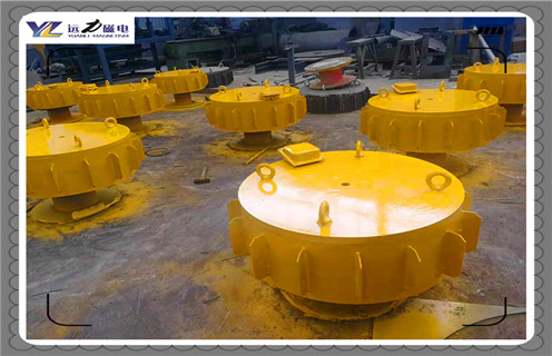江西RCDC-8電磁除鐵器原理生產(chǎn)廠家_選型_河北江西RCDC-8電磁除鐵器原理生產(chǎn)廠家工作原理_價(jià)格，RCDC系列風(fēng)冷自卸式電磁除鐵器，是在RCDA系列風(fēng)冷懸掛式電磁除鐵器的基礎(chǔ)上增加了驅(qū)動(dòng)電機(jī)、滾筒、帶刮板的卸鐵膠帶等組成的卸鐵機(jī)構(gòu)。在工作過程中卸鐵機(jī)構(gòu)自動(dòng)將卸鐵皮帶上吸附的鐵磁性物質(zhì)拋到除鐵器以外的集鐵箱內(nèi)，無需停電人工清理，實(shí)現(xiàn)了除鐵自動(dòng)化。  一、江西RCDC-8電磁除鐵器原理生產(chǎn)廠家_選型_河北江西RCDC-8電磁除鐵器原理生產(chǎn)廠家工作原理_價(jià)格  1、在鋼鐵廠、水泥廠、多用于礦渣除鐵和保護(hù)輥壓機(jī)、立磨、破碎機(jī)等重要設(shè)備。  2、計(jì)算機(jī)模擬設(shè)計(jì)。  3、結(jié)構(gòu)簡(jiǎn)單，易維護(hù)。  4、磁場(chǎng)強(qiáng)、功率大、磁透深度大。  5、采用軸流風(fēng)機(jī)散熱線效果良好，電磁線圈溫升低。  6、用于輸送膠帶上任何物料的除鐵，對(duì)各種型號(hào)的破碎機(jī)、磨機(jī)等設(shè)備起著可靠的保護(hù)作用。