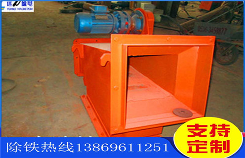 海南超強(qiáng)磁液體管道除鐵器_海南超強(qiáng)磁液體管道除鐵器批發(fā)價(jià)格_使用說(shuō)明書(shū)原理型號(hào)，強(qiáng)磁除鐵器中的核心部件永磁體是以釹鐵硼稀土材料加工而的，很多人好奇那么除鐵器中的永磁體的磁性到底能維持多久呢?若是照正常的存儲(chǔ)條件的話，永磁鐵10年時(shí)間損失的磁場(chǎng)強(qiáng)度也不應(yīng)該超出1%。不過(guò)實(shí)際使用中，卻是有如下情況會(huì)大大加速?gòu)?qiáng)磁除鐵器磁力的衰減速度：  一、海南超強(qiáng)磁液體管道除鐵器_海南超強(qiáng)磁液體管道除鐵器批發(fā)價(jià)格_使用說(shuō)明書(shū)原理型號(hào)  1、 過(guò)高的溫度：強(qiáng)磁除鐵器所處的周?chē)h(huán)境溫度如果高于釹鐵硼材料的穩(wěn)定溫度范圍就會(huì)加速其失磁，熱量會(huì)顯著降低永磁體的磁性。標(biāo)準(zhǔn)的釹鐵硼稀土材料的最高穩(wěn)定溫度為80℃。耐高溫永磁體一般在140℃。而鋁鎳鈷永磁體的最高使用溫度能都達(dá)到540℃，釤鈷永磁體及鐵氧體差不多是300℃。  3、 物理?yè)p傷：強(qiáng)磁除鐵器所用永磁材料的物料特性決定了，其整體是較為脆弱的，若是受到外力的撞擊很容易出現(xiàn)斷裂。受到外力損傷破損之后的釹鐵硼永磁體，磁性將會(huì)下降。  3、 焊接工藝：強(qiáng)磁除鐵器制造或安裝時(shí)永磁體周?chē)暮附硬僮饕矔?huì)導(dǎo)致其磁性能下降，這一般是因?yàn)楹附舆^(guò)程中產(chǎn)生的熱量或電流所導(dǎo)致的。  4、 有液體侵蝕：若是強(qiáng)磁除鐵器的外殼受損，潮濕的空氣就有可能進(jìn)入設(shè)備內(nèi)，跟永磁鐵的鍍層相接觸，久而久之就會(huì)讓磁性材料產(chǎn)生氧化，進(jìn)而造成其磁性能的衰減。